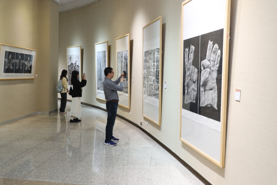 1701139438105525.jpg 11月25日,“第十届广东省版画作品展”在肇庆美术馆开幕。西江日报记者 曹笑摄 3.jpg