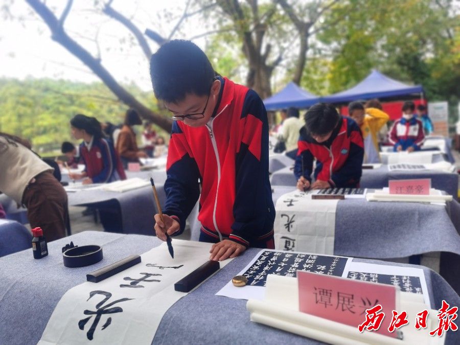 1701529032553761.jpg 临摹现场1。西江日报记者胡源愿摄。.jpg