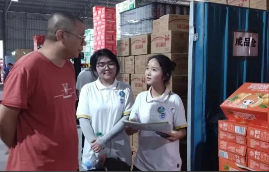 “沙糖桔精深加工技术服务团队”进企业调研。 “沙糖桔精深加工技术服务团队”进企业调研。