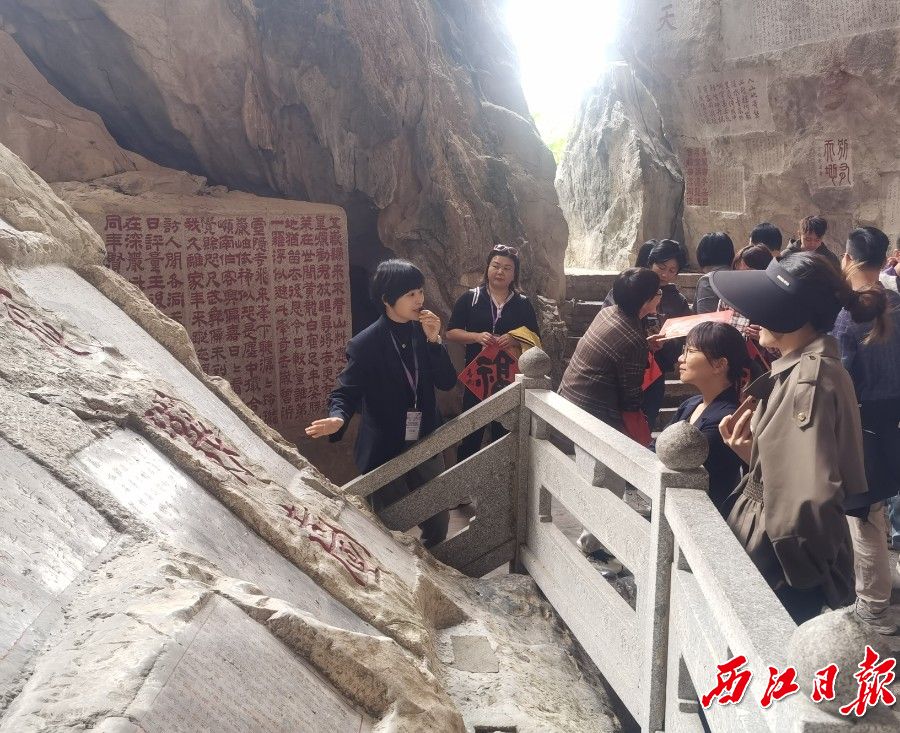 1701528901443976.jpg 参观摩崖石刻。西江日报记者胡源愿摄。.jpg
