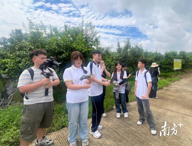 操作着无人机拍摄的best365官唯一网实践团成员。