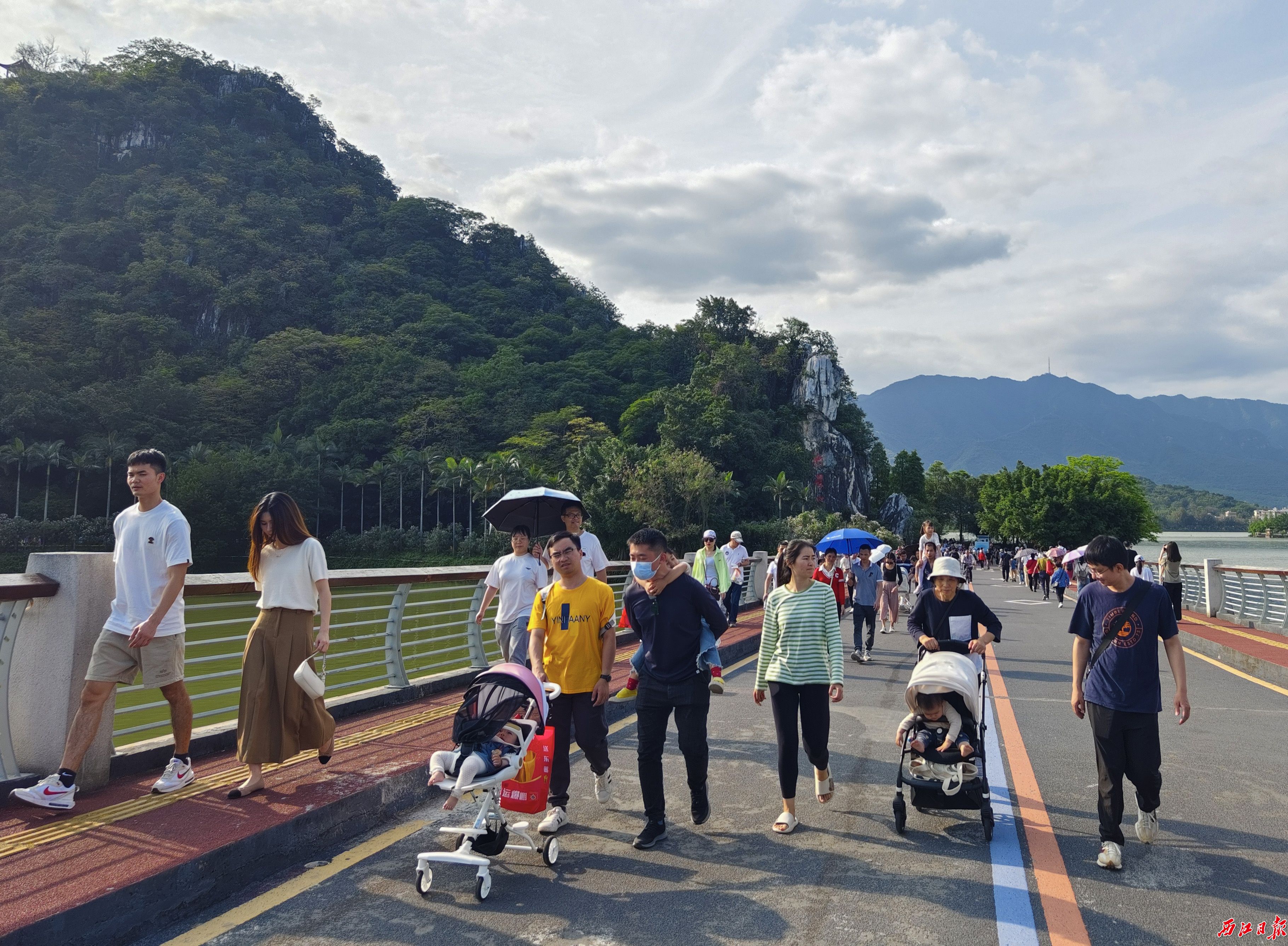 1683079748609482.jpg 肇庆的美丽风光吸引了众多市民游客前来。 西江日报记者 曹笑 摄.jpg