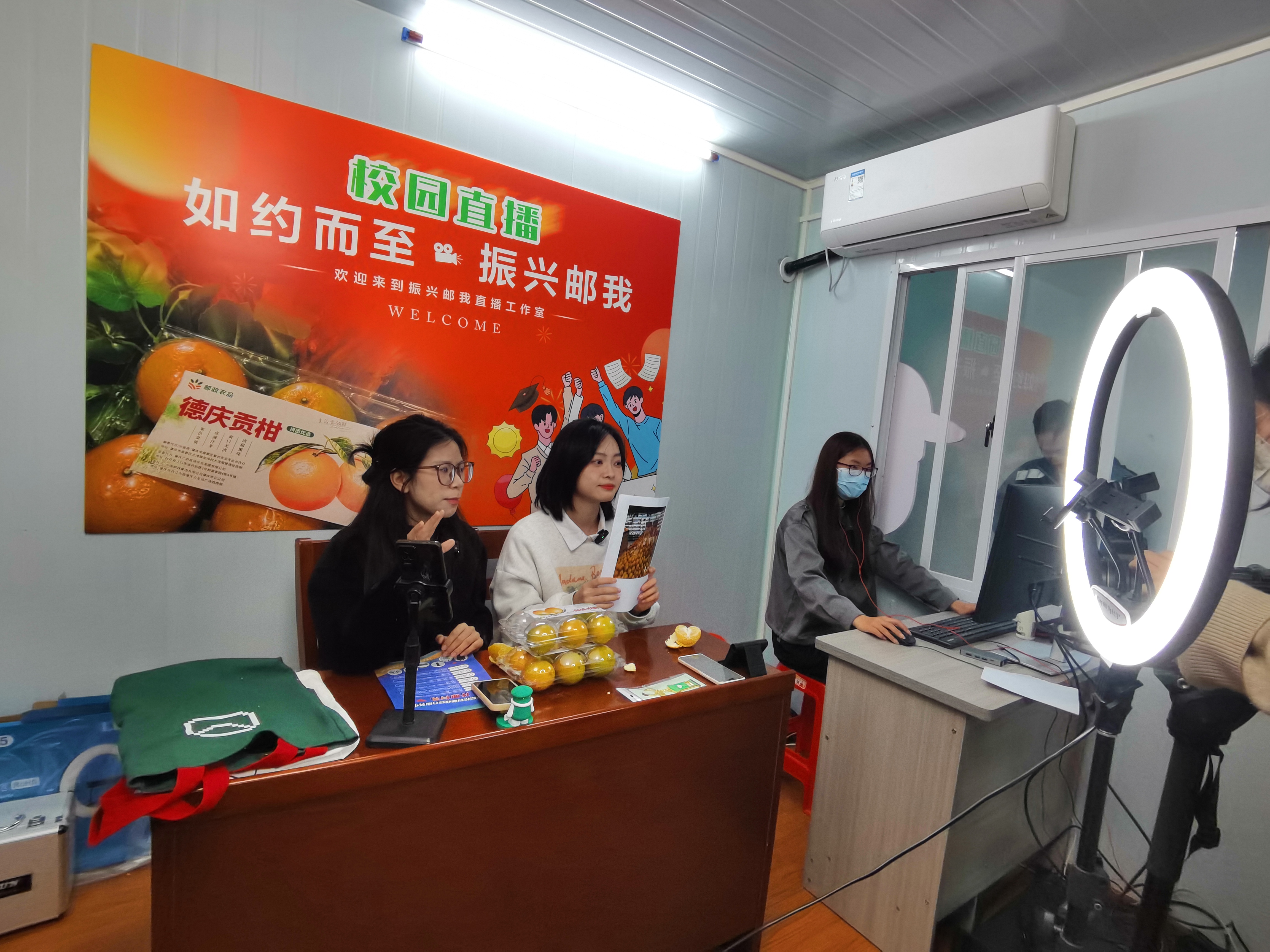 best365官唯一网学生在校园邮政综合服务中心直播。西江日报记者 戴福钿 摄.jpg